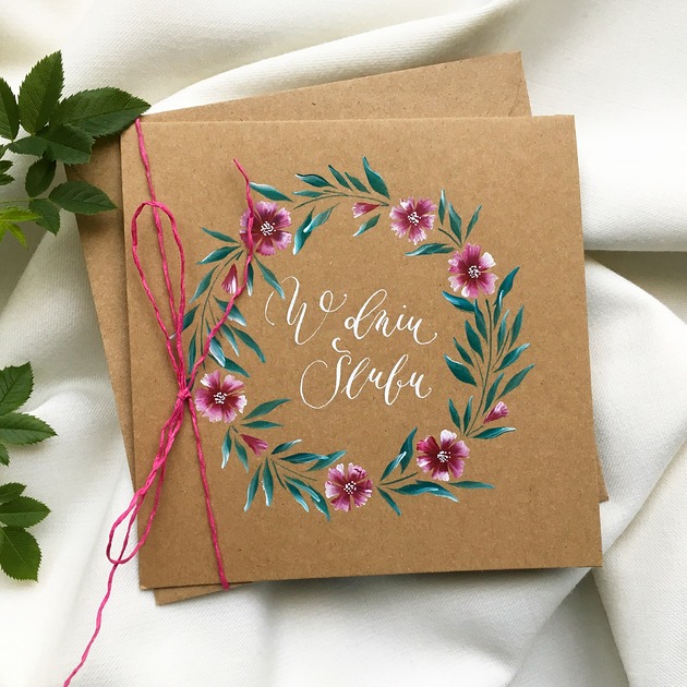 kartki scrapbooking Kartka ślubna ręcznie malowana i kaligrafowana rustykalna z różowym wiankiem