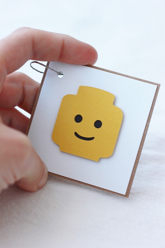 kartki scrapbooking Klocki. Żółty ludzik bilecik do prezentu