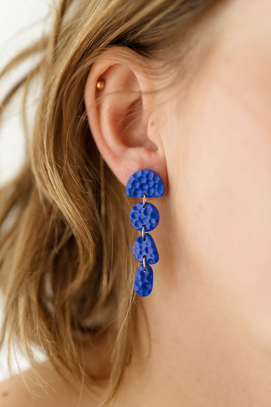 kolczyki z masy plastycznej Wiszące kolczyki łańcuszki z fakturą