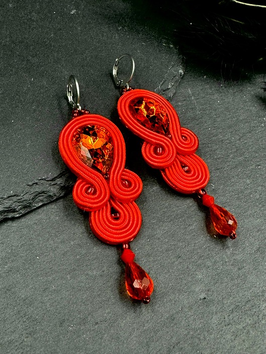kolczyki soutache Czerwone eleganckie kolczyki sutasz z kryształkami