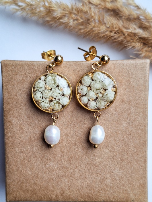 kolczyki z żywicy Kolczyki z kwiatami ozothumnusa i perłami