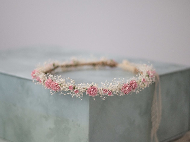 wianki komunijne Wianek na głowę goździki i suszona gipsówka