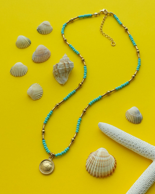 chokery Turkusowo-złoty naszyjnik na lato z muszelką