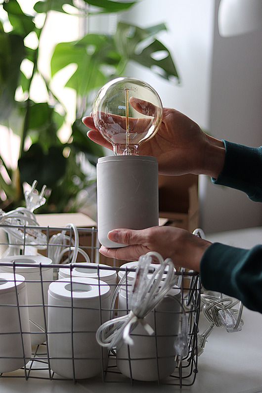 lampa w betonowej oprawie z żarówką Edisona felt label