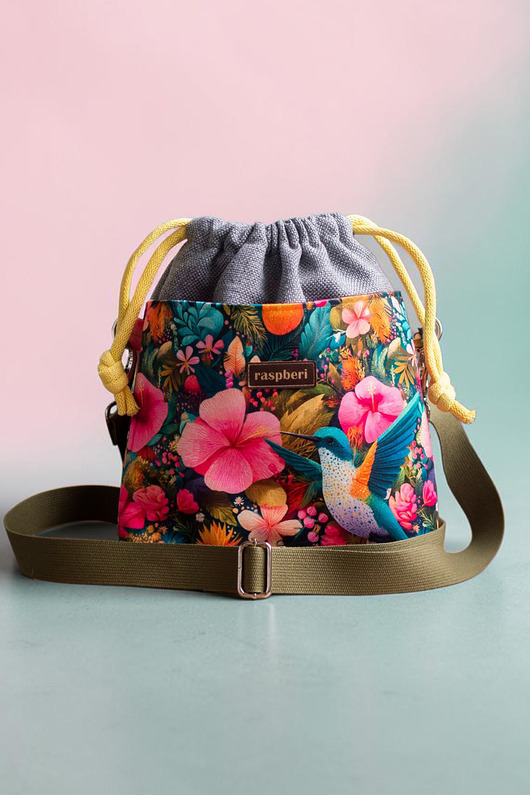 torebki mini Szara listonoszka z kominem z plecionki i weluru w kwiaty i kolibry handmade