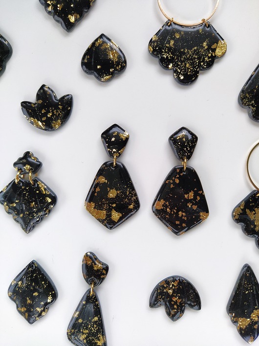 kolczyki z żywicy Czarne eleganckie wiszące kolczyki ze złoceniami