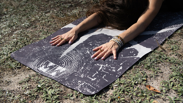 akcesoria do jogi Mata do jogi z mikrofibrą MOSS 4mm Timber, mikrofibra + naturalny kauczuk