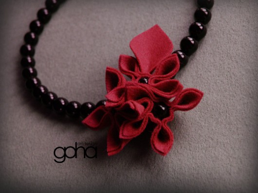 Black with Red -Biżuteria Autorska FlowerFelt Design