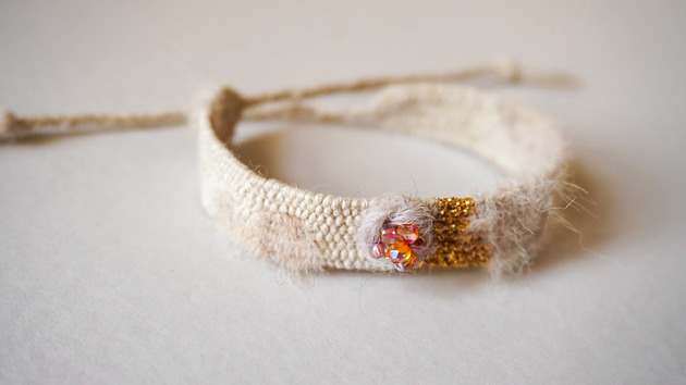 bransoletki na sznurku Bransoletka tkana z nici - miękki beż i subtelne złoto