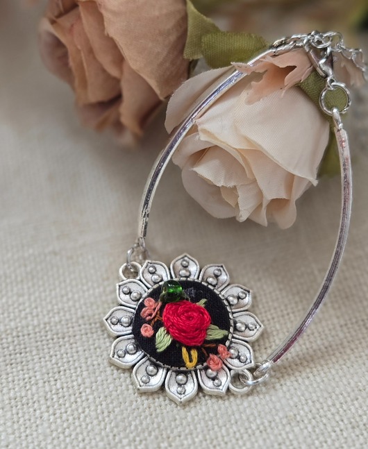 bransoletki - inne Bransoletka z kwiatowym haftem srebrna II