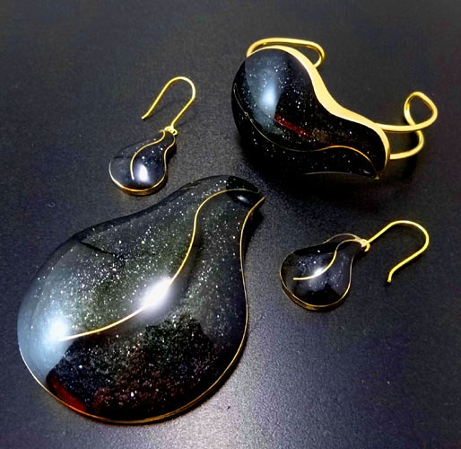 gold & black PRYZMAT