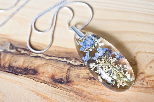 Naszyjnik z kwiatkami w żywicy So Jewelry