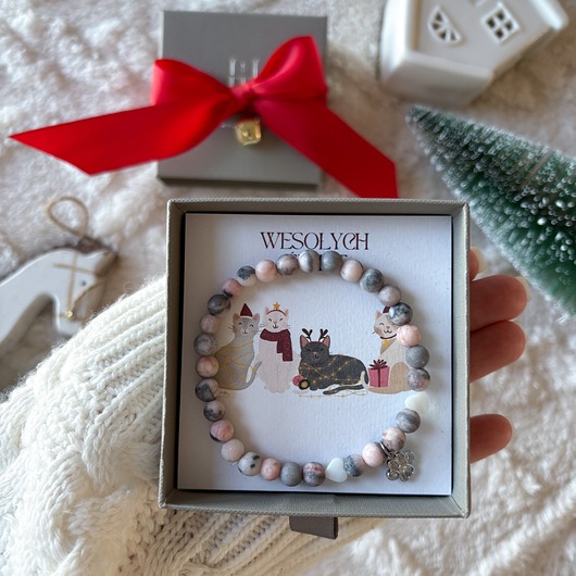 bransoletki na sznurku Bransoletka z rodonitów z zawieszką w kształcie łapki pupila z kryształkami