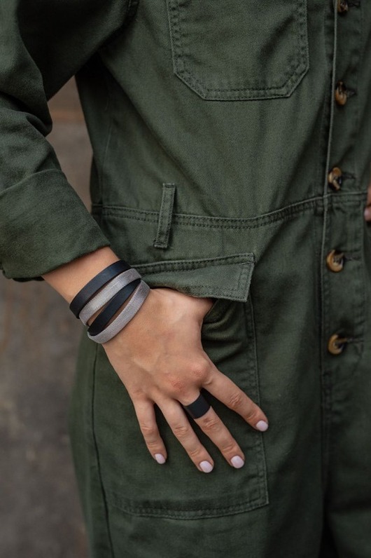 bransoletki skórzane Podwójna bransoleta z czarnej skóry i siatki stalowej