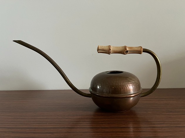 dodatki - różne Miedziana konewka vintage z bambusową rączką