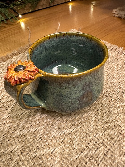 kubki Zielony kubek ceramiczny z kwiatkiem