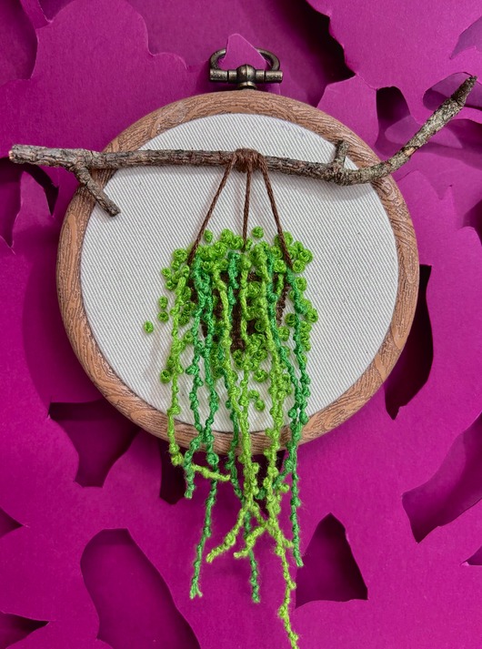 Ozdoby na ścianę Haft przestrzenny na tamborku starzec - Senecio Rowleyanus