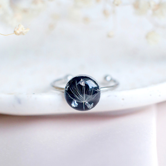 pierścionek z żywicy Pierścionek z  rzęsek dmuchawca