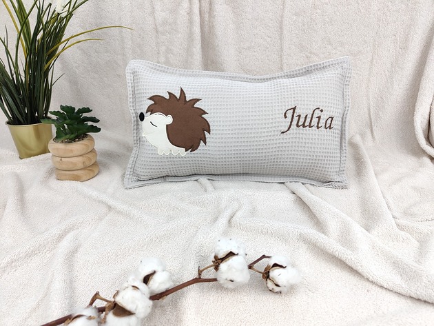 poduszki do pokoju dziecka Personalizowany prezent dla dziecka - imienna poduszka z jeżykiem