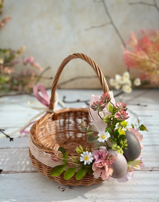 koszyki wielkanocne Wielkanocny koszyczek na święconkę, koszyczek z dekoracją