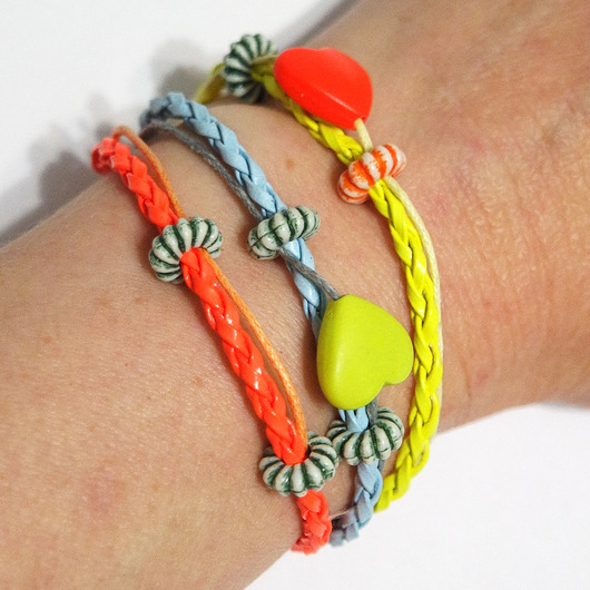 bransoletki - inne Bransoletka - Neonowa karuzela, serce - rzemienie