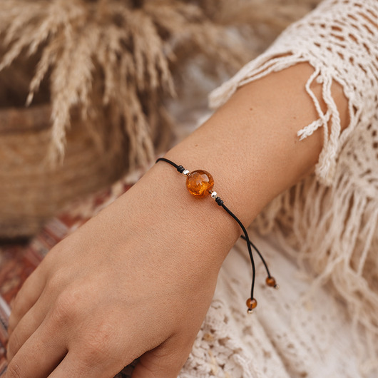 bransoletki na sznurku Bransoletka sznurkowa z bursztynem bałtyckim