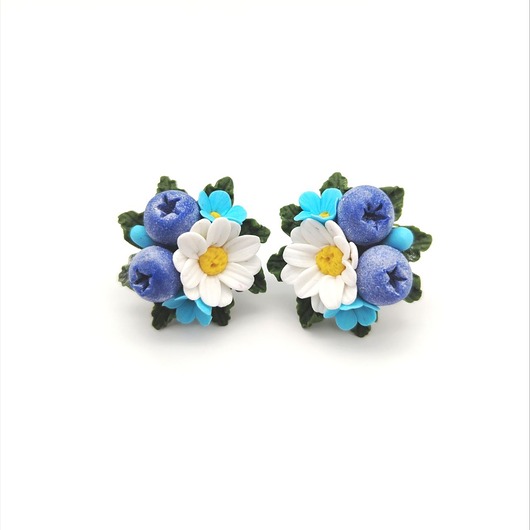 kolczyki z masy plastycznej Kolczyki-sztyfty stokrotki, borówki i niezapominajki handmade