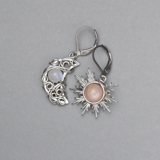 kolczyki wire wrapping Asymetryczne kolczyki księżyc i słońce kamień księżycowy i słoneczny