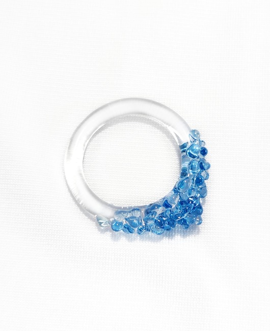 pierścionki - różne Szklany pierścionek z niebieskimi kulkami "Crystal"