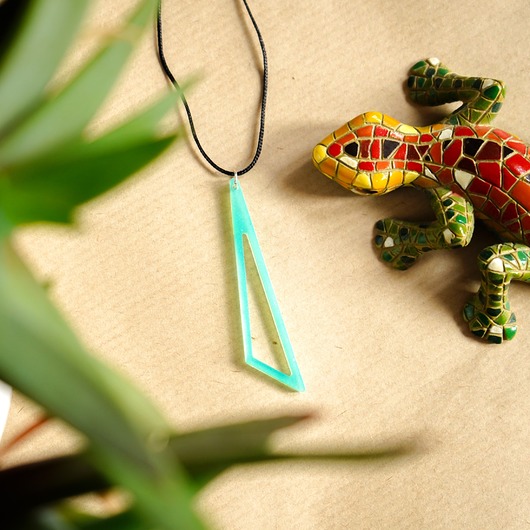 wisiory Turkusowy trójkątny wisiorek świecący w ciemności i UV handmade 5,8 cm