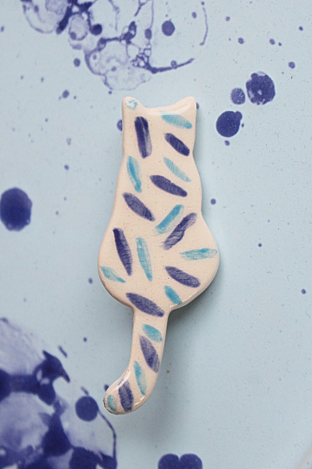 broszki Broszka ceramiczna kot malowany w ciapki