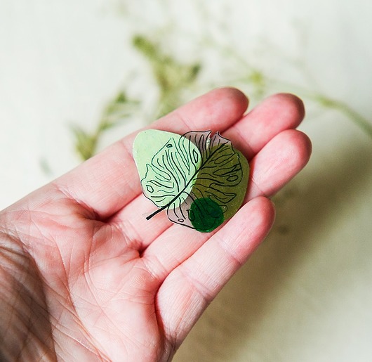 broszki Duża broszka z liściem monstery