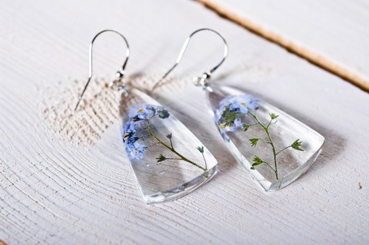 Kolczyki z niezapominajkami w żywicy So Jewelry