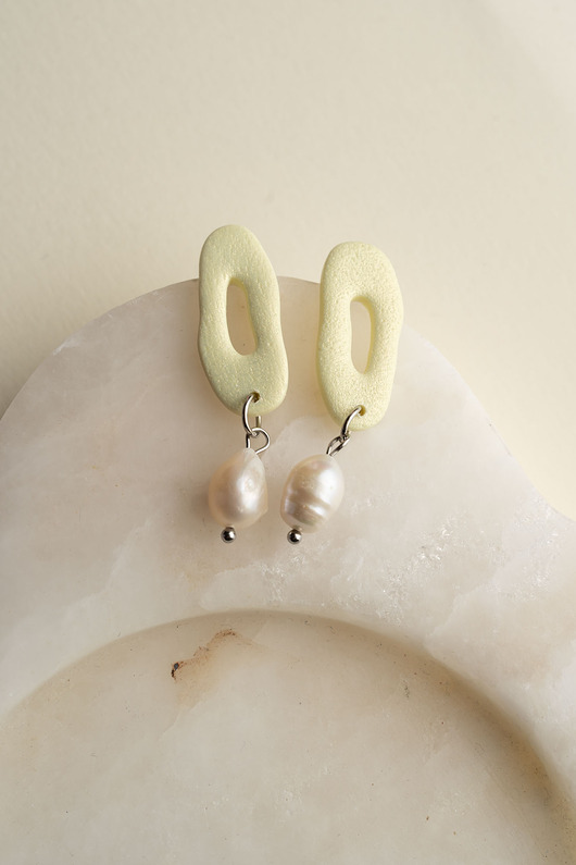 kolczyki z masy plastycznej Wiszące kolczyki z perłą