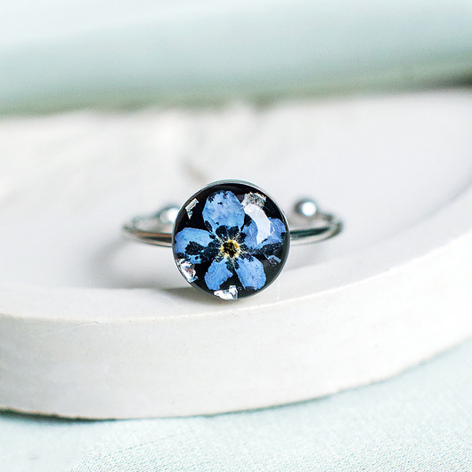 pierścionek z żywicy Pierścionek z niezapominajkami