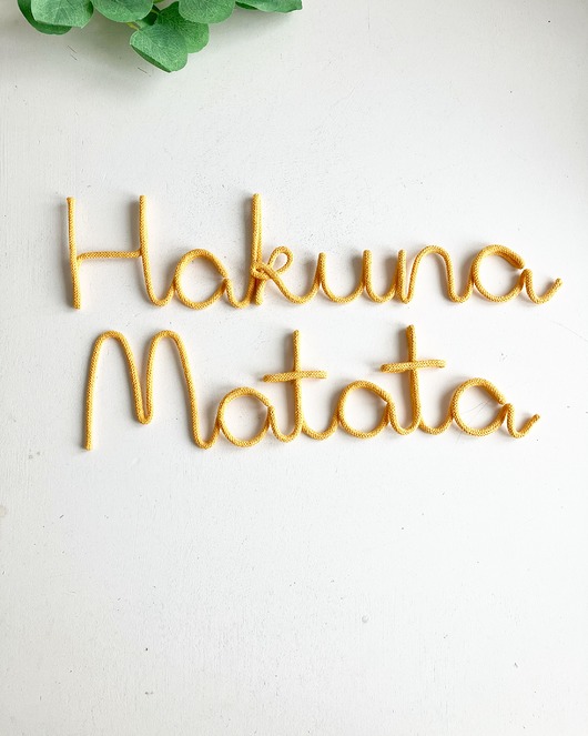 pokój dziecka - różne Hakuna Matata napis na ścianę do pokoiku dla dziecka