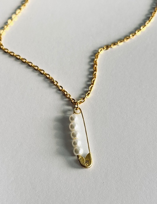 złote naszyjniki Minimalistyczny naszyjnik z agrafka i perłami - biżuteria handmade