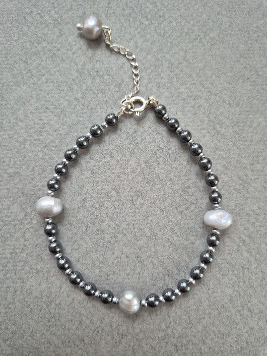 bransoletki z kamieni naturalnych Grafitowa bransoletka Cristal z hematytów i pereł z zawieszką