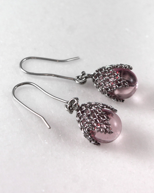 kolczyki wire wrapping Jasnoróżowe w siateczce - kolczyki (lub klipsy)