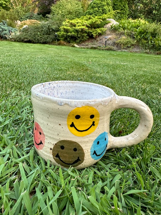 kubki Kolorowy kubek ceramiczny z uchem, happy face, uśmiech