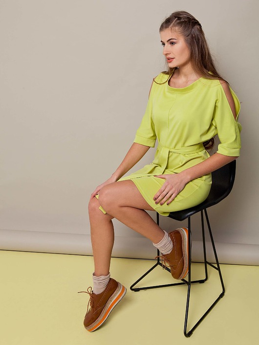 Elegancka SUKIENKA PRZED KOLANO OLIWNY TheCover