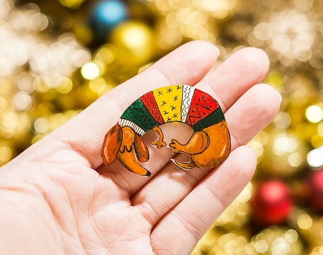 broszki Broszka jamnik w sweterku