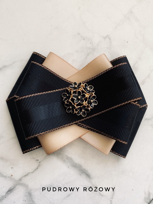 broszki Klasyk! Brosza  z delikatnymi czarno złotymi kwiatkami