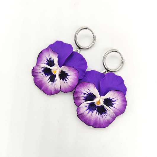 kolczyki z masy plastycznej Kolczyki bratki biało fioletowe wiszące handmade, kwiaty z gliny polimerowej