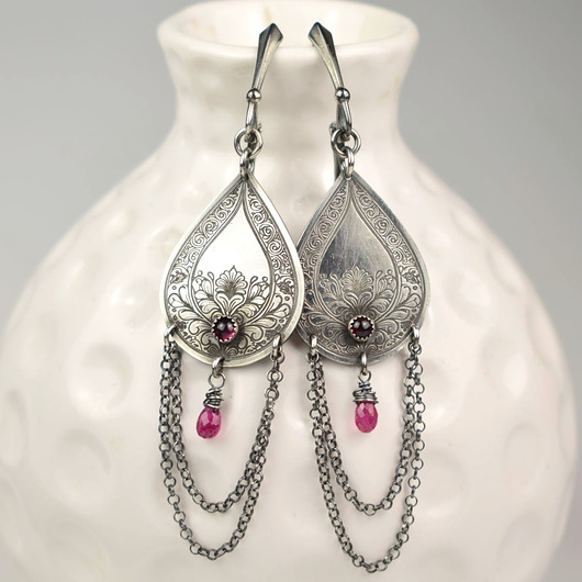 kolczyki wire wrapping Rysunki na srebrze - srebrne kolczyki z granatem i szafirem