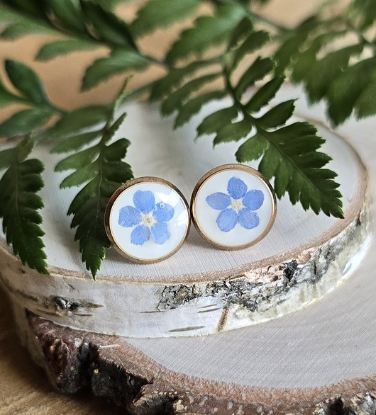 kolczyki z żywicy Kolczyki z kwiatami niezapominajkami złote