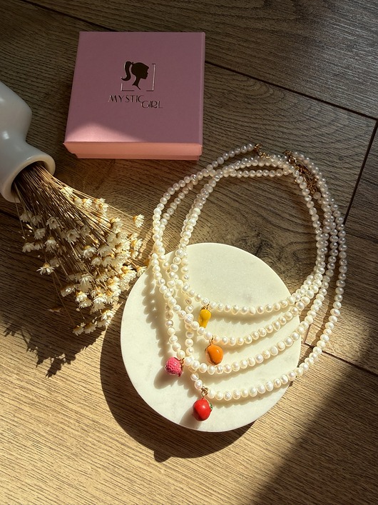 chokery Choker z pereł naturalnych z zawieszką owocem