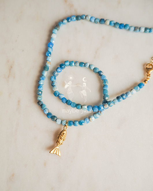 chokery Naszyjnik z błyszczących niebieskich kamieni z rybką