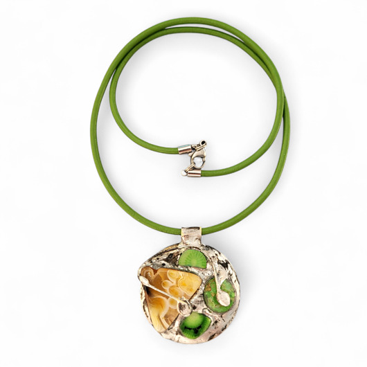 wisiory Naszyjnik z witrażowym wisiorem BOTANIQO z agatem, koralem, howlitem