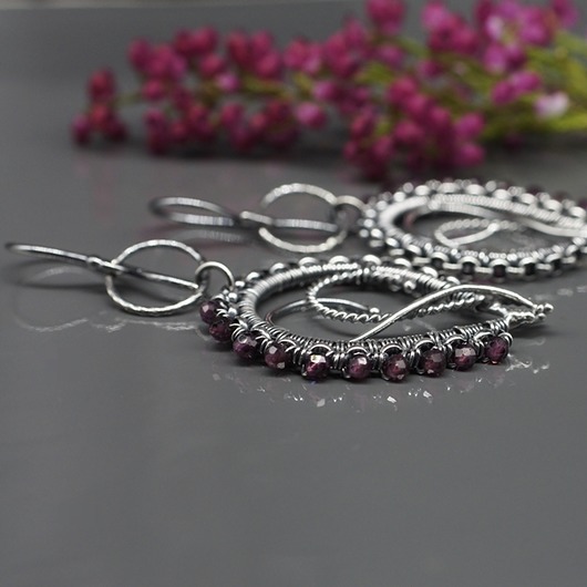 Kolczyki wire wrapping z granatami "Gleowine" Branicka Art